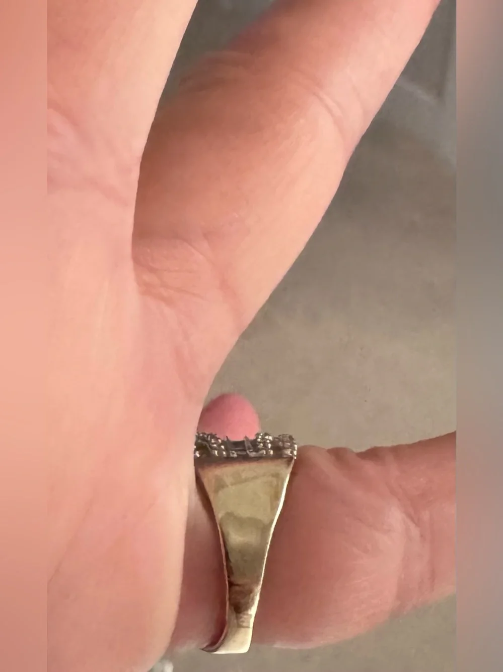 White Gold 10K 1 carat total weight diamond ring